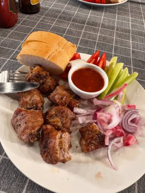 Görkemli altın stupa ve süslü Chatra Wat Phra 'da bulutlu bir gökyüzü altında Lampang Luang, Tayland. Karmaşık Lanna mimari ayrıntıları, ruhani miras ve geleneksel ihtişam.