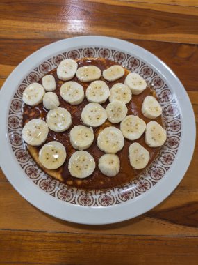Görkemli altın stupa ve süslü Chatra Wat Phra 'da bulutlu bir gökyüzü altında Lampang Luang, Tayland. Karmaşık Lanna mimari ayrıntıları, ruhani miras ve geleneksel ihtişam.