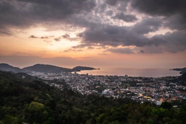 Phuket, Tayland 'daki Patong Tepesi' nin tepesinde Wat Doi Thep Nimit Manastırı yakınlarında güzel bir günbatımı..