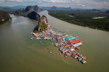Tayland, Phang Nga 'daki Panyee adasının havadan görüntüsü. Tayland 'ın Koh Panyee adasında yüzen Müslüman balıkçı köyü..