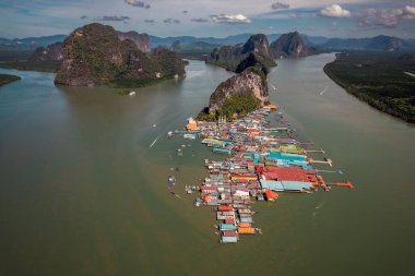 Tayland, Phang Nga 'daki Panyee adasının havadan görüntüsü. Tayland 'ın Koh Panyee adasında yüzen Müslüman balıkçı köyü..