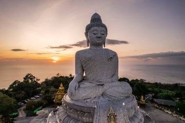Büyük Buda 'nın Tayland' ın Phuket ilindeki gün batımına bakış açısı. Büyük Buda heykeli adadaki en önemli ve saygı duyulan simgelerden biridir..