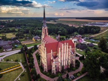 Kutsal Üçleme Kilisesi üzerindeki hava manzarası, Beyaz Rusya 'nın Grodno bölgesindeki Gervyaty kasabasında bulunan bir Katolik kilisesidir. 1899-1903 yılları arasında neo-gotik tarzda inşa edilmiş..