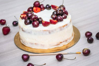 Çilek ve kiraz, üzerine de Hindistan cevizli cheesecake..