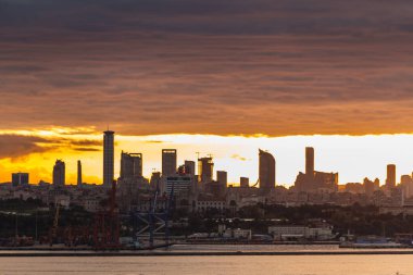 Boğaz 'da inanılmaz bulutlar ve yük gemisiyle güneşin doğuşunu izlemek. İstanbul, Türkiye - 30 Eylül 2020.