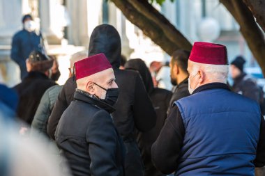Orta Doğulu erkekler açık havada klasik fez şapka takıyor. İstanbul, Türkiye - 10 Şubat 2022.