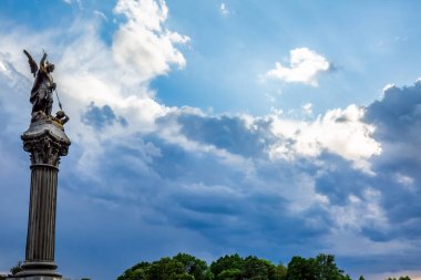 Kutsal Üçleme Kilisesi üzerindeki fırtına bulutları Belarus 'un Grodno bölgesindeki Gervyaty kasabasında bulunan bir Katolik kilisesidir. 1899-1903 yılları arasında neo-gotik tarzda inşa edilmiş..