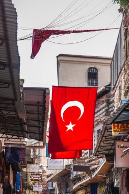 Meşhur Büyük Pazar 'da Türk bayrağı. İstanbul, Türkiye - 30 Eylül 2020.