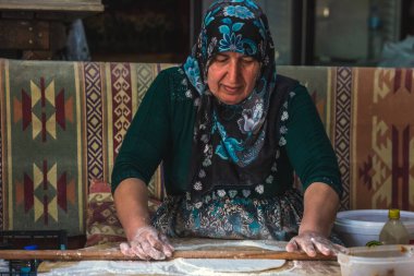 Geleneksel Türk ekmeği yapma süreci. Et veya peynirle doldurulmuş ve levha veya tavada pişirilmiş düz ekmekten yapılmıştır. 