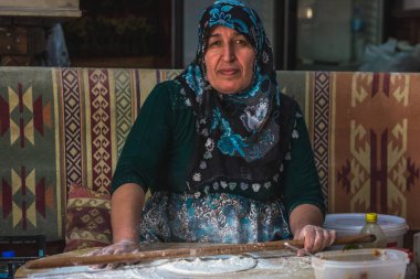 Geleneksel Türk ekmeği yapma süreci. Et veya peynirle doldurulmuş ve levha veya tavada pişirilmiş düz ekmekten yapılmıştır. 