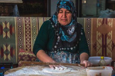 Geleneksel Türk ekmeği yapma süreci. Et veya peynirle doldurulmuş ve levha veya tavada pişirilmiş düz ekmekten yapılmıştır. 