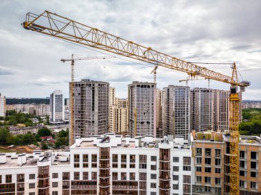 İnşaat, inşaat malzemeleri ve vinçlerle dolu. Hava Fotoğrafı.