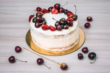 Çilek ve kiraz, üzerine de Hindistan cevizli cheesecake..