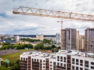 İnşaat, inşaat malzemeleri ve vinçlerle dolu. Hava Fotoğrafı.