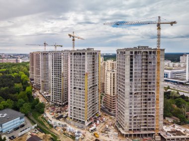İnşaat, inşaat malzemeleri ve vinçlerle dolu. Hava Fotoğrafı.