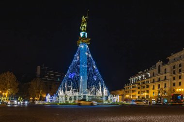 Kafkasya bölgesinin başkenti Gürcistan 'ın tarihi merkezi Tiflis' in merkez meydanında Noel ve Yeni Yıl aydınlanması. Gürcistan, Tiflis - 03 Ocak 2022.