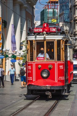 Taksim Meydanı 'nda raylı eski kırmızı tramvay. İstanbul, Türkiye - 30 Eylül 2020.