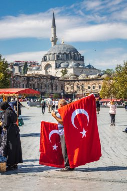 Türkiye 'nin İstanbul kentindeki Eminonu Meydanı' nın merkezinde geleneksel Türk Bayrağı satıcısı. İstanbul, Türkiye - 30 Eylül 2020.