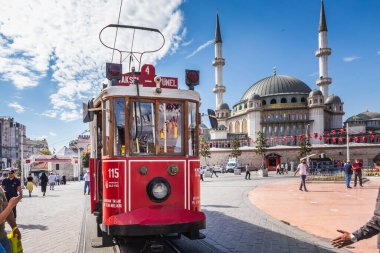 Taksim Meydanı 'nda raylı eski kırmızı tramvay. İstanbul, Türkiye - 30 Eylül 2020.