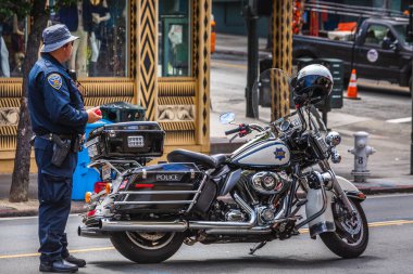 San Francisco polisi ve motosikleti devriye geziyor. San Francisco, ABD - 14 Eylül 2018.