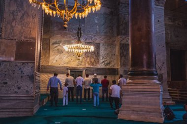İstanbul 'daki Ayasofya' nın içi. Bizans mimarisinin dünyaca ünlü anıtı geçenlerde bir camiye dönüştürüldü. İstanbul, Türkiye - 29 Eylül 2020.