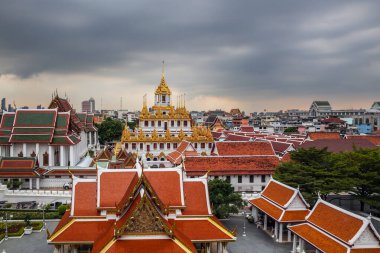 Tayland, Bangkok 'taki Wat Ratchanatdaram Tapınağı' nın havadan görüntüsü. Tayland mimarisi: Wat Ratchanadda, Loha Prasat ve Geleneksel Tayland pavyonu Tayland 'ın en iyi simgeleri arasındadır.
