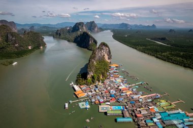 Tayland, Phang Nga 'daki Panyee adasının havadan görüntüsü. Tayland 'ın Koh Panyee adasında yüzen Müslüman balıkçı köyü..