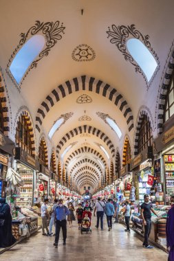 Grand Bazar 'da alışveriş yapan insanlar, el yapımı yastıklar, çantalar ve halılar satılık. Ünlü Grand Bazaar 'da hediyelik eşyalar. İstanbul, Türkiye - 30 Eylül 2020.