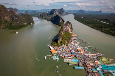 Tayland, Phang Nga 'daki Panyee adasının havadan görüntüsü. Tayland 'ın Koh Panyee adasında yüzen Müslüman balıkçı köyü..