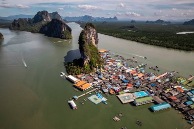 Tayland, Phang Nga 'daki Panyee adasının havadan görüntüsü. Tayland 'ın Koh Panyee adasında yüzen Müslüman balıkçı köyü..