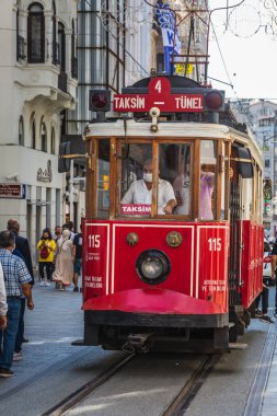 Taksim Meydanı 'nda raylı eski kırmızı tramvay. İstanbul, Türkiye - 30 Eylül 2020.