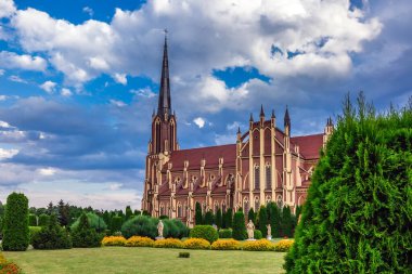 Kutsal Üçleme Kilisesi üzerindeki fırtına bulutları Belarus 'un Grodno bölgesindeki Gervyaty kasabasında bulunan bir Katolik kilisesidir. 1899-1903 yılları arasında neo-gotik tarzda inşa edilmiş..