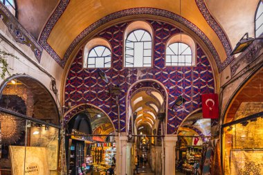 Grand Bazar 'da alışveriş yapan insanlar, el yapımı yastıklar, çantalar ve halılar satılık. Ünlü Grand Bazaar 'da hediyelik eşyalar. İstanbul, Türkiye - 30 Eylül 2020.