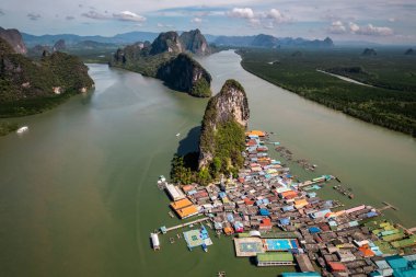 Tayland, Phang Nga 'daki Panyee adasının havadan görüntüsü. Tayland 'ın Koh Panyee adasında yüzen Müslüman balıkçı köyü..