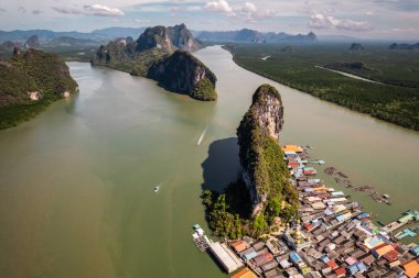 Tayland, Phang Nga 'daki Panyee adasının havadan görüntüsü. Tayland 'ın Koh Panyee adasında yüzen Müslüman balıkçı köyü..
