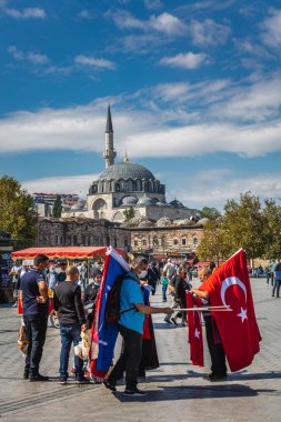 Türkiye 'nin İstanbul kentindeki Eminonu Meydanı' nın merkezinde geleneksel Türk Bayrağı satıcısı. İstanbul, Türkiye - 30 Eylül 2020.