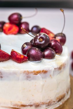 Çilek ve kiraz, üzerine de Hindistan cevizli cheesecake..