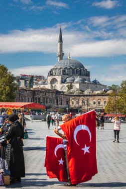 Türkiye 'nin İstanbul kentindeki Eminonu Meydanı' nın merkezinde geleneksel Türk Bayrağı satıcısı. İstanbul, Türkiye - 30 Eylül 2020.