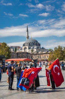 Türkiye 'nin İstanbul kentindeki Eminonu Meydanı' nın merkezinde geleneksel Türk Bayrağı satıcısı. İstanbul, Türkiye - 30 Eylül 2020.