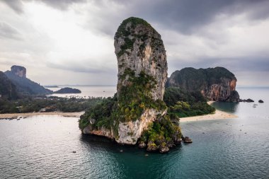 Railay plajı Krabi Tayland 'ın insansız hava aracı görüntüsü. Kireçtaşı kayaları ve palmiye ağaçları olan Railay plajı, Andaman Denizi kıyıları yukarıdan.