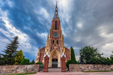Kutsal Üçleme Kilisesi üzerindeki fırtına bulutları Belarus 'un Grodno bölgesindeki Gervyaty kasabasında bulunan bir Katolik kilisesidir. 1899-1903 yılları arasında neo-gotik tarzda inşa edilmiş..
