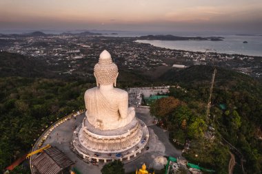Büyük Buda 'nın Tayland' ın Phuket ilindeki gün batımına bakış açısı. Büyük Buda heykeli adadaki en önemli ve saygı duyulan simgelerden biridir..