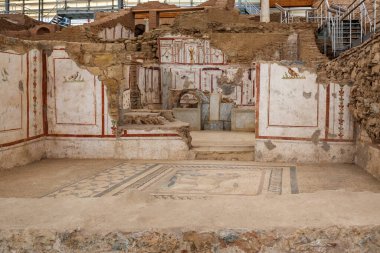 Eski Yunan şehri Efes 'in kalıntıları. Yıkılmış binaların zemininde antik bir cami. Geometrik mozaiğin detayları. Ünlü açık hava müzesi. İzmir, Türkiye - 07 Ekim 2020.