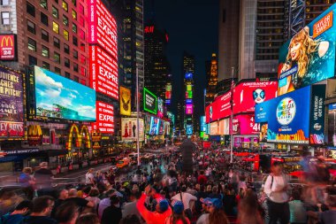 Times Meydanı neon sanat ve ticaretin yoğun bir turist kavşağıdır ve New York ve Amerika 'nın ikonik bir caddesidir. New York, ABD - 09 Ekim 2018.