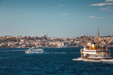 İstanbul kıyıları tekneden uzakta. İş merkezleri ve lüks malikaneler. Boğaz kıyısındaki tepelerde evleri var. İstanbul, Türkiye - 01 Ekim 2020.