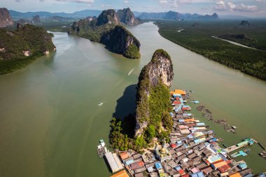 Tayland, Phang Nga 'daki Panyee adasının havadan görüntüsü. Tayland 'ın Koh Panyee adasında yüzen Müslüman balıkçı köyü..