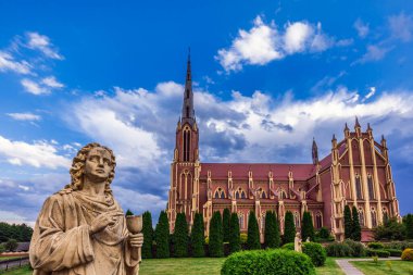 Kutsal Üçleme Kilisesi üzerindeki fırtına bulutları Belarus 'un Grodno bölgesindeki Gervyaty kasabasında bulunan bir Katolik kilisesidir. 1899-1903 yılları arasında neo-gotik tarzda inşa edilmiş..