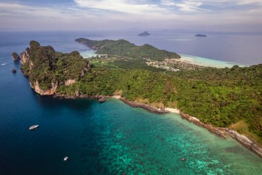 Koh Phi Phi, Krabi Tayland 'daki Ton Sai Plajı' nın havadan görünüşü. Phi Phi Don Adası 'ndan İHA' ya açık güneşli bir günde.