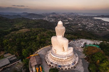 Büyük Buda 'nın Tayland' ın Phuket ilindeki gün batımına bakış açısı. Büyük Buda heykeli adadaki en önemli ve saygı duyulan simgelerden biridir..