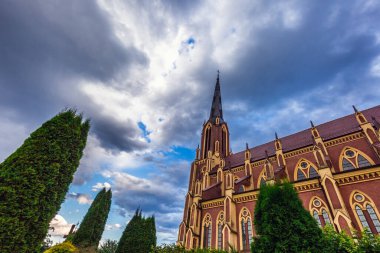 Kutsal Üçleme Kilisesi üzerindeki fırtına bulutları Belarus 'un Grodno bölgesindeki Gervyaty kasabasında bulunan bir Katolik kilisesidir. 1899-1903 yılları arasında neo-gotik tarzda inşa edilmiş..